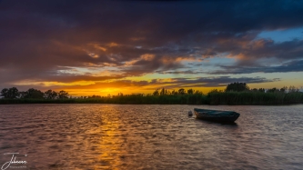Dramatische zonsondergang van een landschap in de Ooijpolder