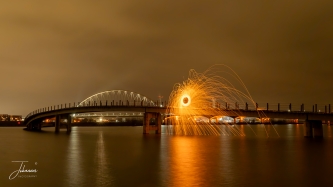 Staalwol draaien bij de Zaligebrug (Nijmegen) met de oversteek op de achtergrond#0123 Staalwol draaien bij de Zaligebrug (Nijmegen) met de oversteek op de achtergrond