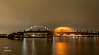 Staalwol draaien bij de Zaligebrug (Nijmegen) met de oversteek op de achtergrond#0124 Staalwol draaien bij de Zaligebrug (Nijmegen) met de oversteek op de achtergrond