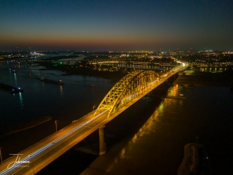 On a nice evening, late September, we have an after summer. High temperatures and beautiful warm evenings. The water of the Waal is low and after the Waalbrug, you can see the Spiegelwaal which is a second turn of the Waal due to its strong curve against Nijmegen. In the background you see Lent popping up.