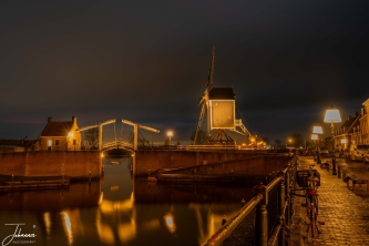 It is a Christmas market in Heusen. In Heusen, there is a little harbour. Past days, we have had only low clouds and no sun at all. Also quite some rain has fallen and makes this harbour very nice.