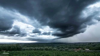 In Loro Cuiffenna (Italie), we saw this shower building up. A few days before, there was a very local shower with hail stones of 3 cm. A lot of damage to the olive and wine trees. Lasted just for 30 minutes and very local. We were just 30 km to the north and just had a few rain drops. This show is big and youc an see the rain. Now, here in Loro, we just had a few rain drops but very impressive to see.